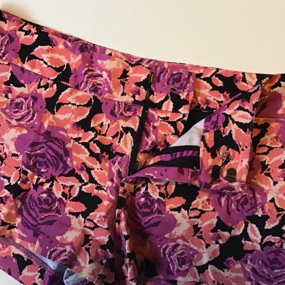 NWOT Flower Pattern Shorts - Picture 4 of 8